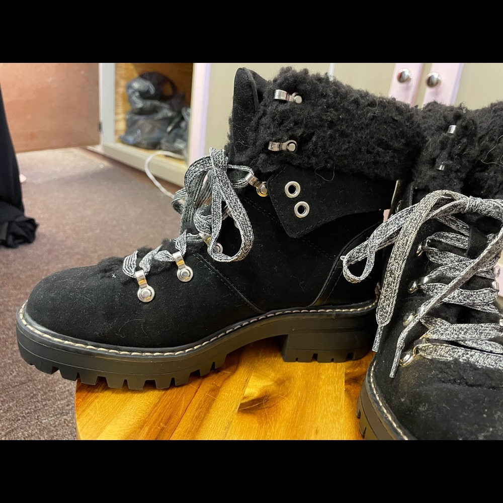 Black memory foam Hiker Boots size 6 with black fur in boots & top of bo…